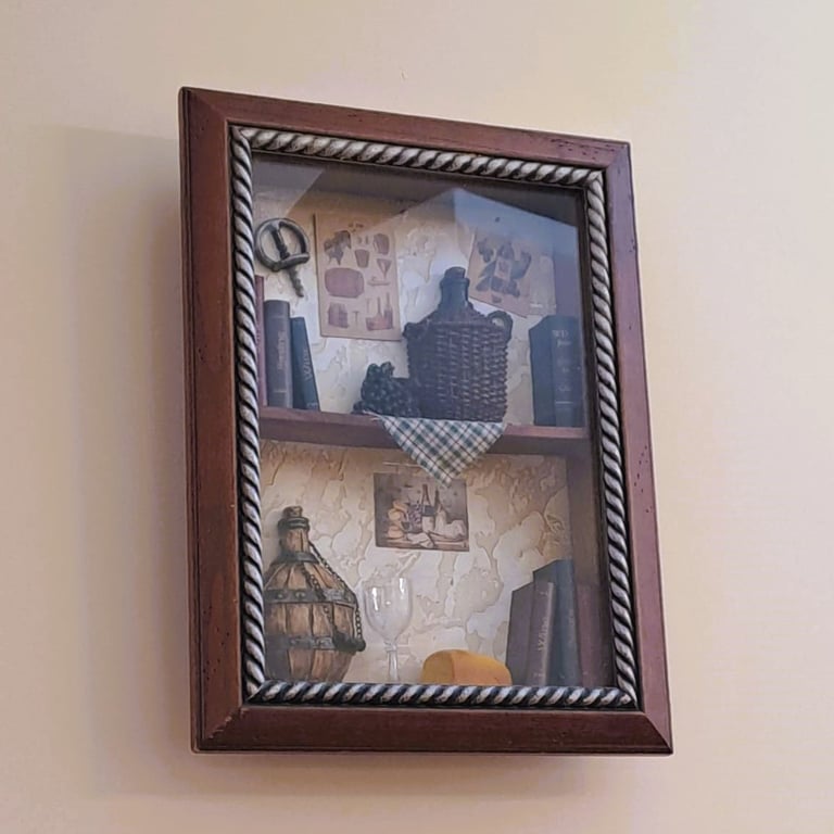 Decoración con cuadro de flamenco y guitarra en la pared de la galería del Bar Las Tinajas Huelva.