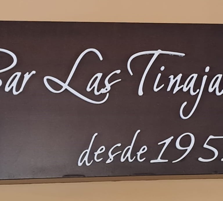 Letrero del Bar Las Tinajas Huelva mostrado en la galería, representando la identidad del bar.