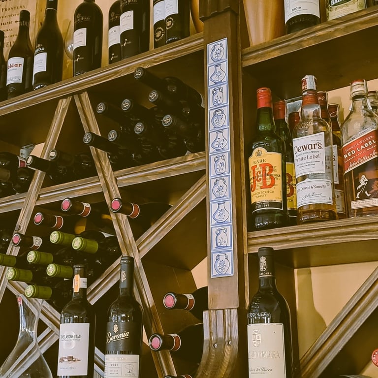 Zona de vinoteca y bebidas del Bar Las Tinajas Huelva, mostrando parte de la historia del Bar Las Tinajas Huelva.