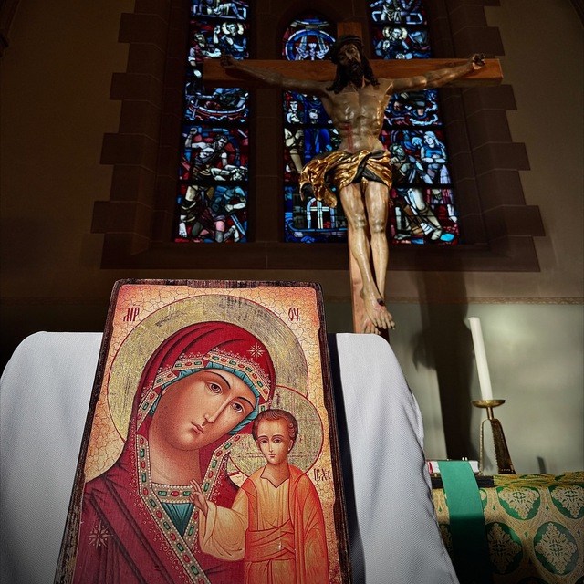 Ікона Богородиці з Ісусом поблизу престолу