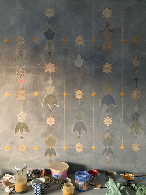 motifs floraux caséine sur badigeon