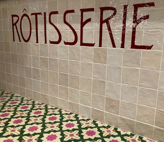 lettrage sur carrelage dans un restaurant