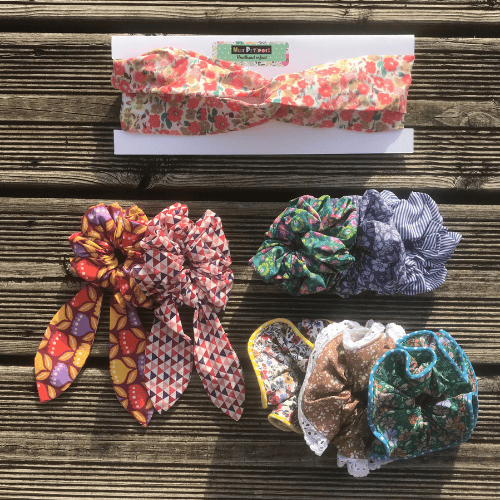 un hedband pour les cheveux et des chouchous