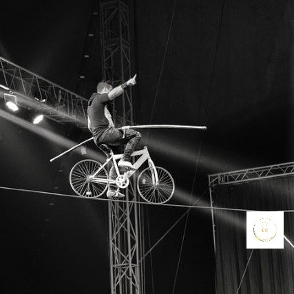 équilibriste à velo sur un fil, photographie noir et blanc