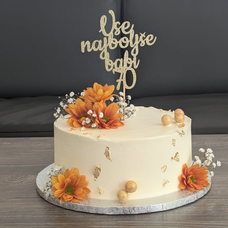 torta po naročilu za 70 let s svežim cvetjem oranžne zlate barve