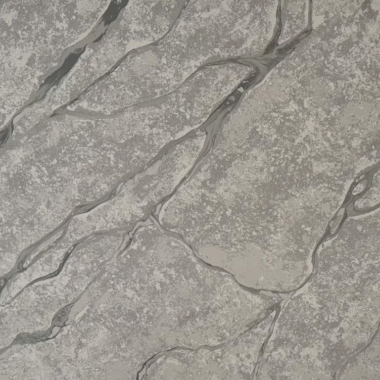 plancha de cuarzo gris con vetas gris oscuro 