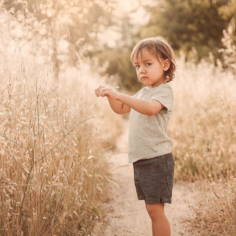 niño en el campo con tonos marrones
