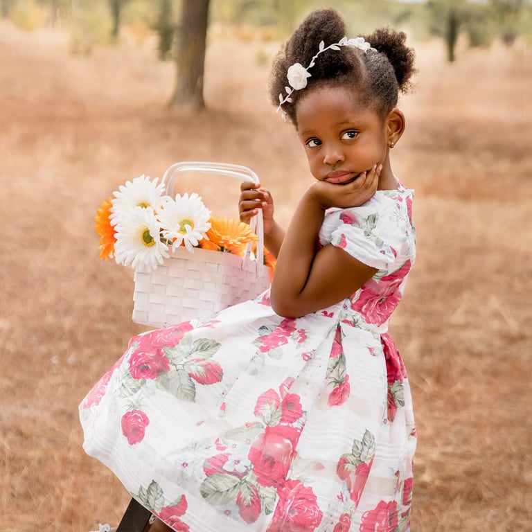 niña con un tocado de flores y una centa con más flores