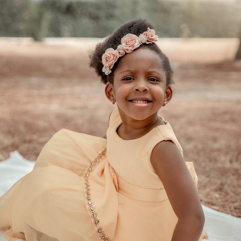 niña con vestido amarillo y un tocado de flores