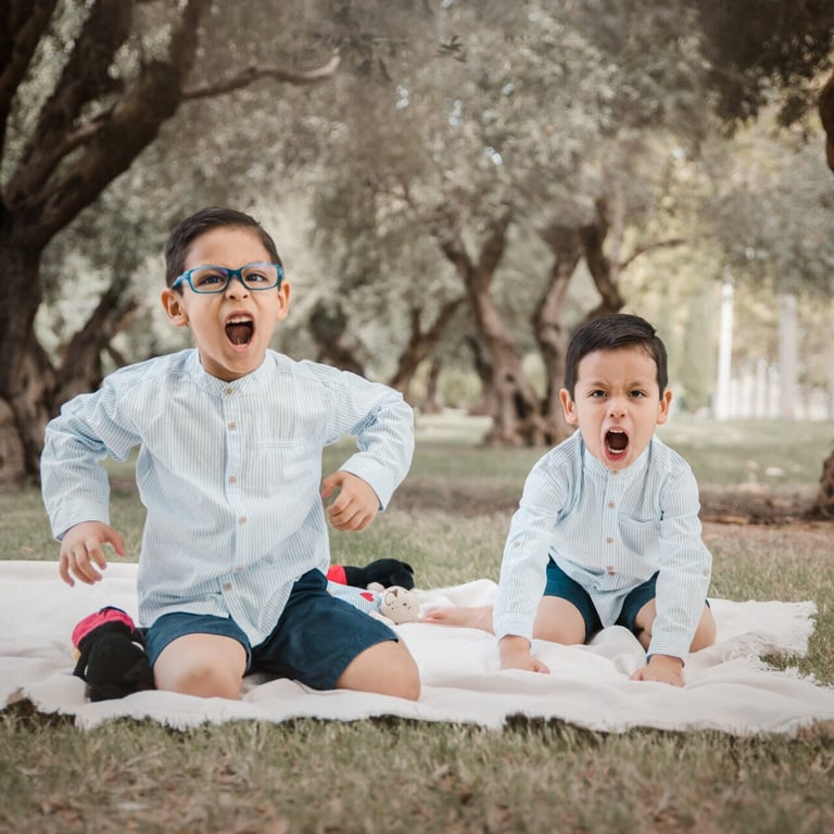 niños gritando entre olivos