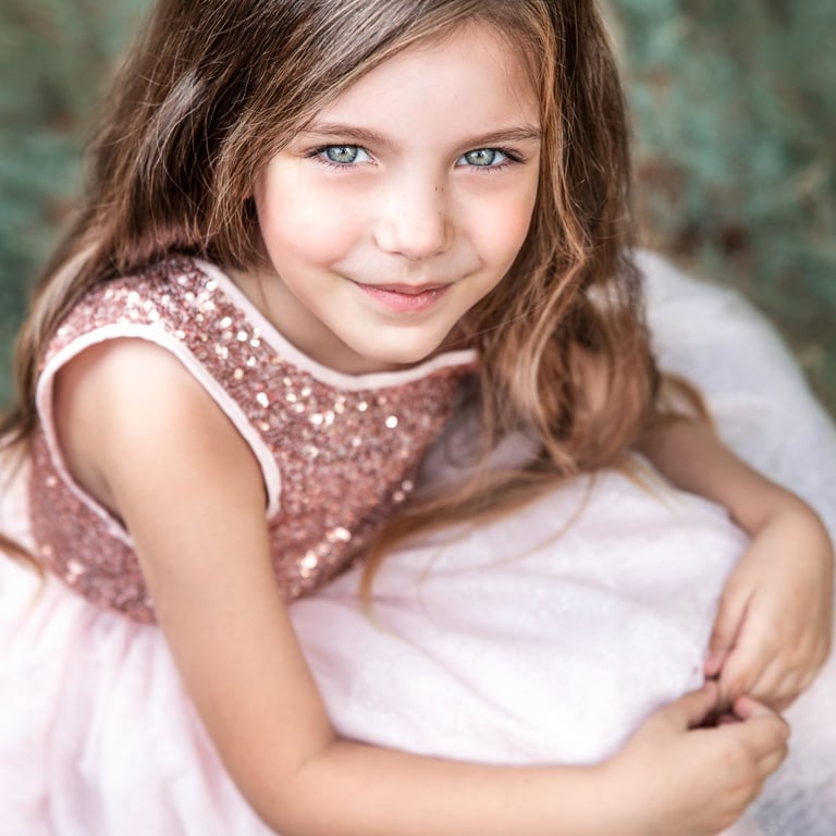 niña de ojos claros sentada