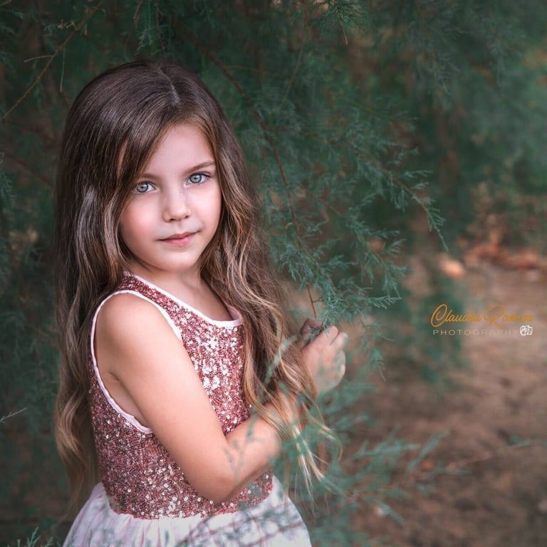 niña de ojos claros en la vegetación