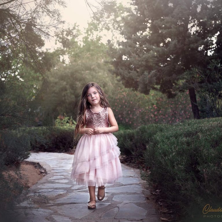 niña caminado por un camino entre las plantas