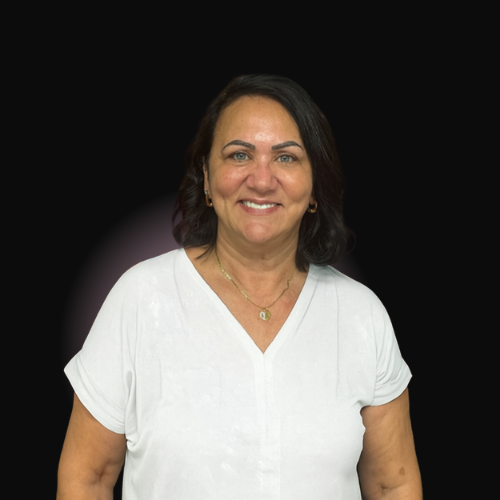 Retrato profissional de contadora sorridente com fundo escuro.