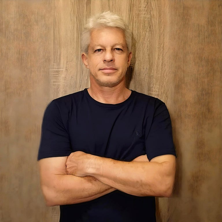 fotografia dan engelhart: homem sorrindo braços cruzados