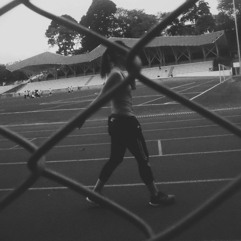 Fotografía callejera de una mujer caminando en un parque.