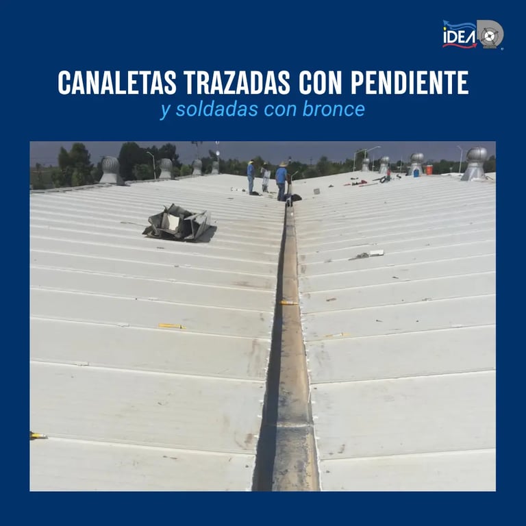 Instalación de canaleta con pendiente para control de agua de lluvia en techo..