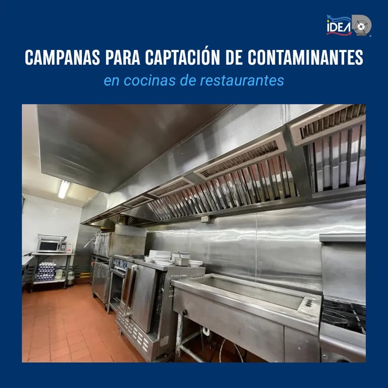 Campanas de acero inoxidable para captación de contaminantes en cocinas industriales de restaurantes.