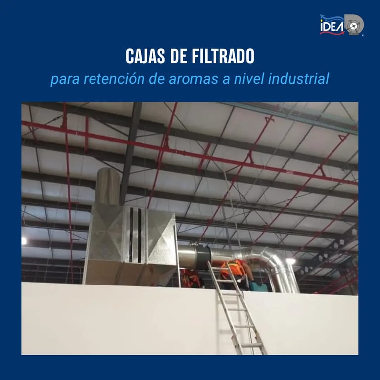 Cajas de filtrado industrial para la retención de aromas instaladas en un sistema de ventilación de almacén.