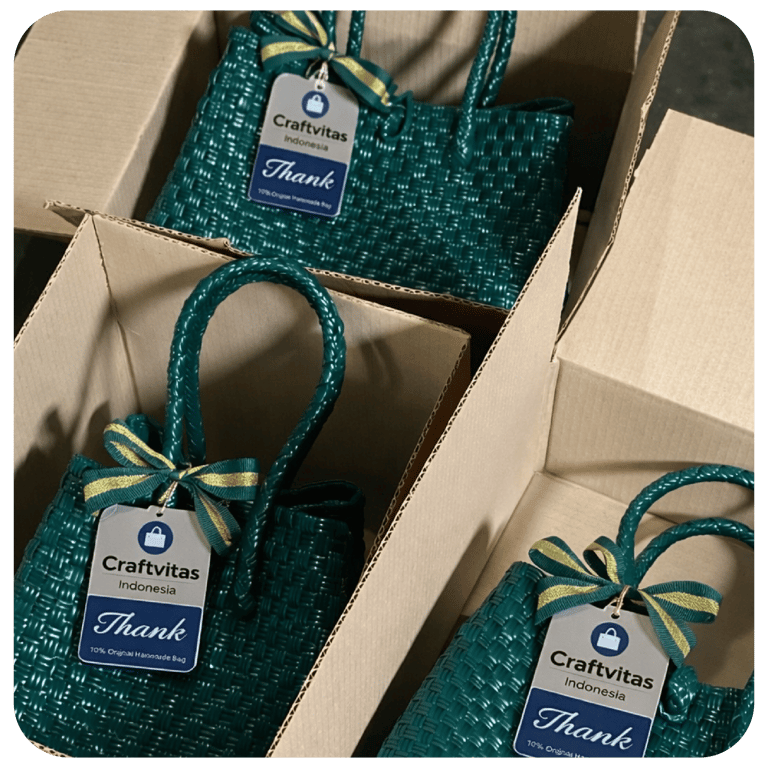 Tas anyaman plastik hijau Craftvitas Indonesia dengan hangtag custom untuk pesanan grosir dan souvenir
