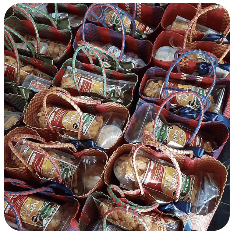 Tas anyaman plastik sebagai souvenir isi makanan ringan untuk pemesanan grosir