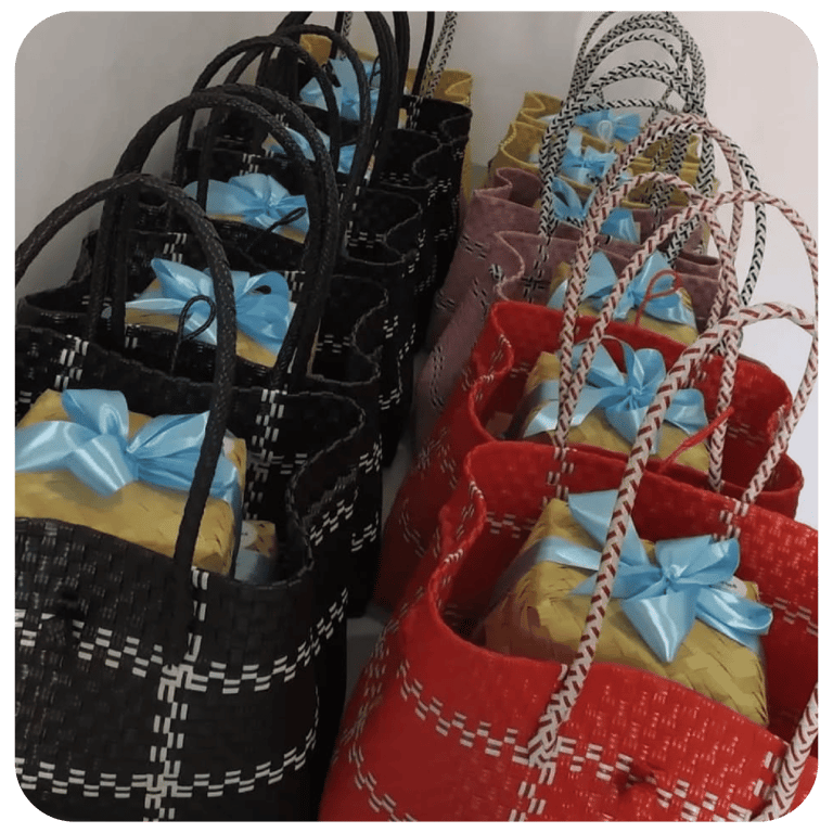 Tas anyaman plastik warna hitam dan merah untuk souvenir event dan pemesanan grosir Craftvitas Indonesia