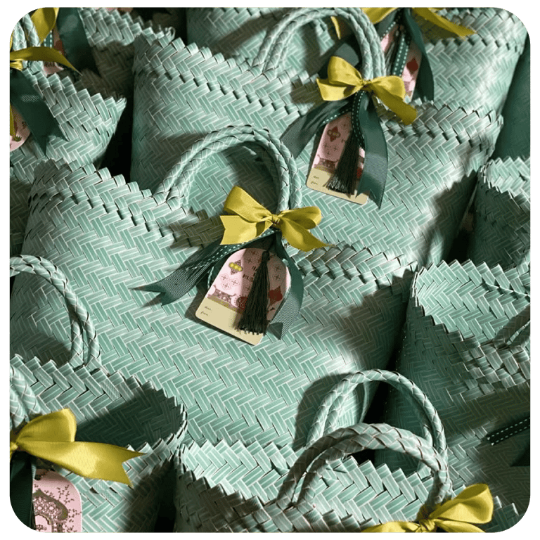 Tas anyaman plastik warna mint sebagai souvenir corporate handmade Craftvitas Indonesia