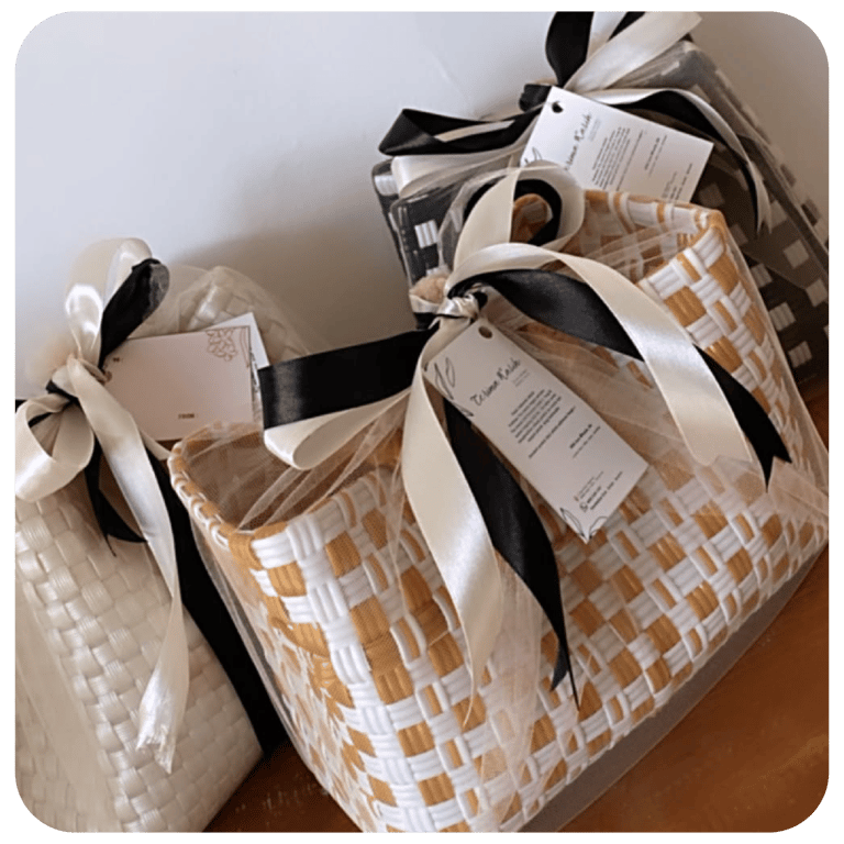 Tas anyaman plastik warna natural sebagai souvenir eksklusif handmade Craftvitas Indonesia