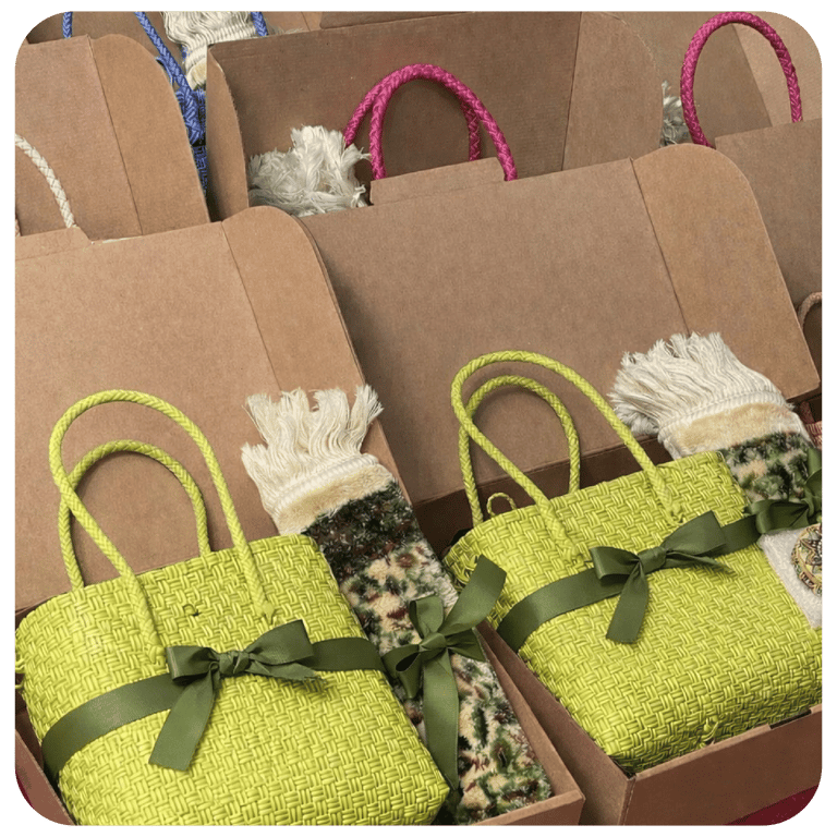 Tas anyaman plastik hijau sebagai souvenir custom dengan kemasan kardus untuk pemesanan grosir