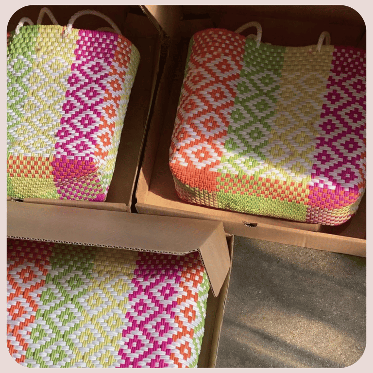 Tas anyaman plastik motif warna-warni Craftvitas siap kirim untuk pesanan grosir