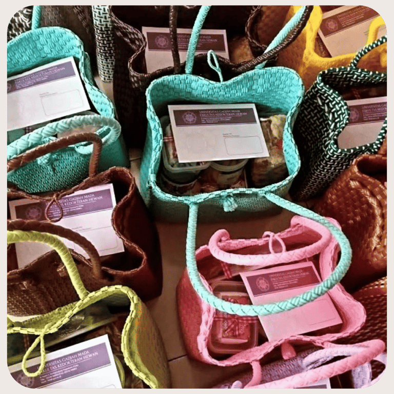 Tas anyaman plastik sebagai souvenir instansi berisi produk UMKM untuk pemesanan grosir