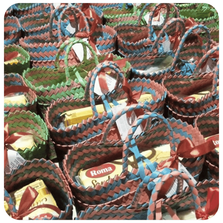 Tas anyaman plastik sebagai souvenir acara dengan isian snack untuk pemesanan grosir
