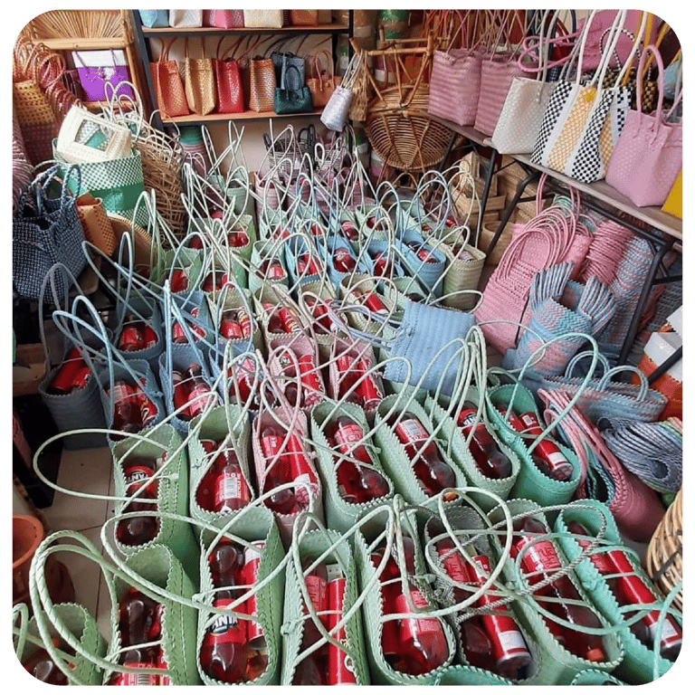 Proses produksi tas anyaman plastik Craftvitas Indonesia untuk pesanan grosir skala besar