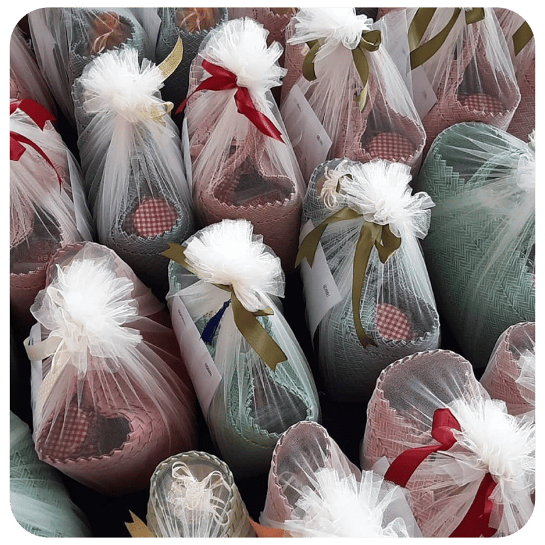 Tas anyaman plastik dengan kemasan tile elegan untuk souvenir dan hampers