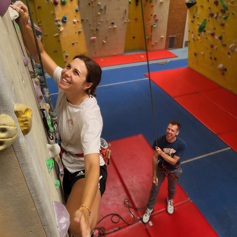 Toprope-Kletterkurs in Wien (Kletterhalle Marswiese, Kletterkurs-Teilnehmende lernen sichern)