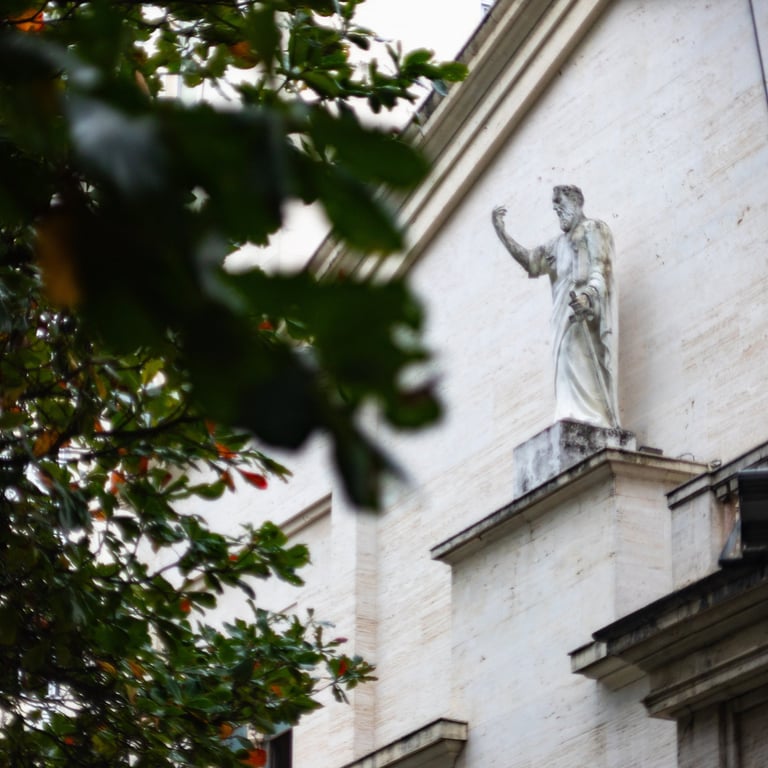 Estatua de uma igreja e algumas folhagens na frente dela
