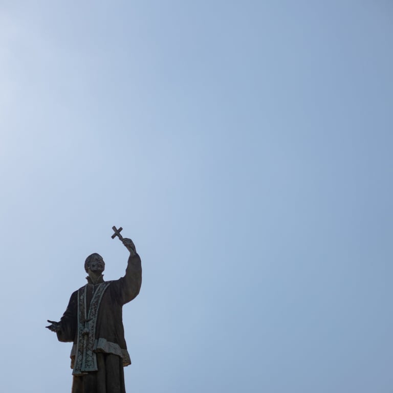 Estatua de uma igreja num fundo azul