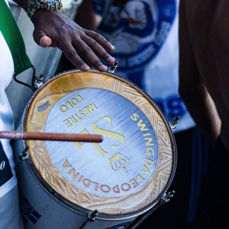 Torcida vibrando pelo seu time durante a partida, com foco na bateria da torcida