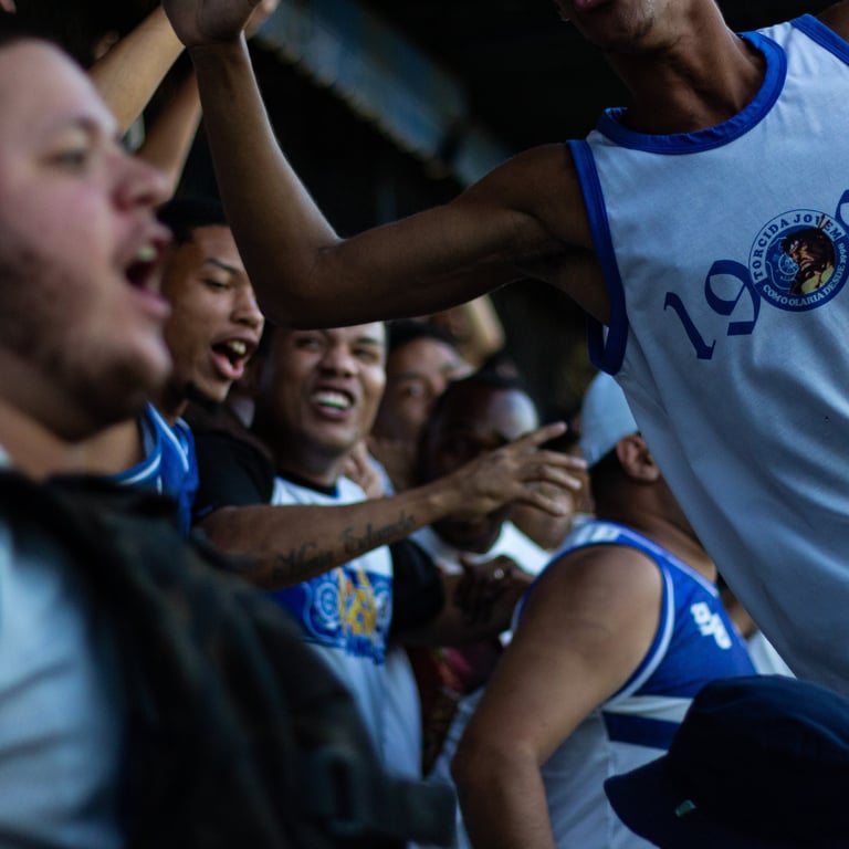 Torcida vibrando pelo seu time durante a partida