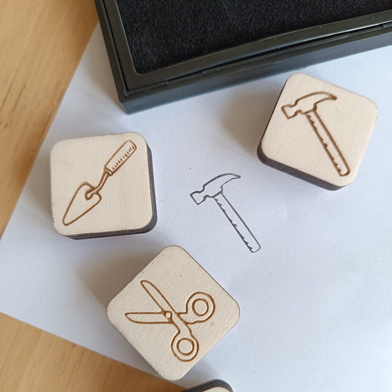 Tampons encreurs outils de bricolage. Truelle, marteau, ciseaux.
