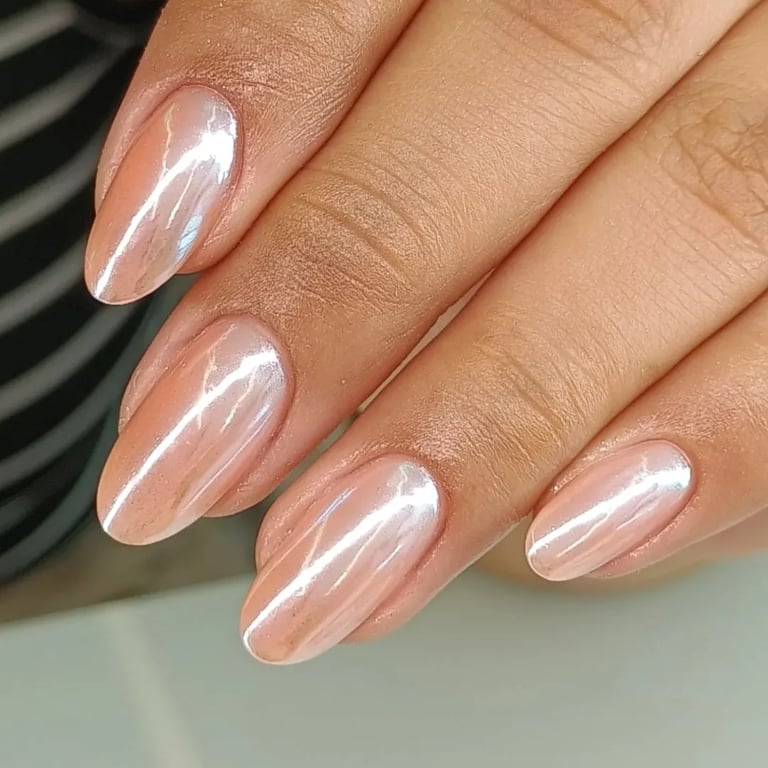 Resultado de alongamento de unhas em formato amendoado com esmaltação de efeito cromado, feito no salão We Hall em Bauru