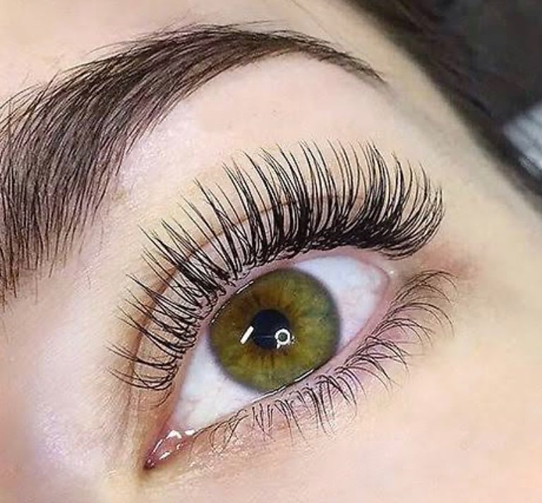 Resultado de extensão de cílios técnica volume clássico, com fios definidos e naturais, realizado no We Hall Beauty em Bauru.