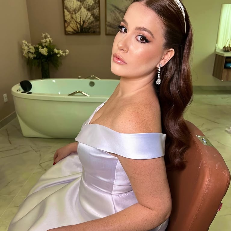 Noiva produzida com penteado e maquiagem para o serviço Dia da Noiva no salão We Hall em Bauru.