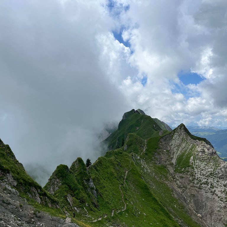 The ridgeline path to Brienzer Rothorn