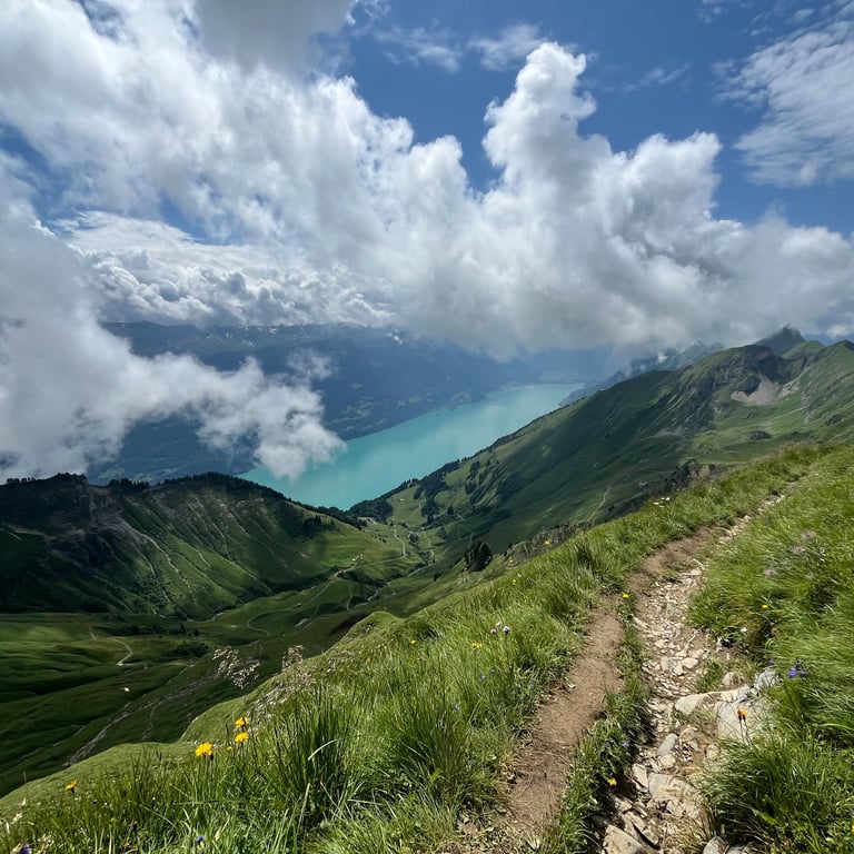The ridge line trail to Brienzer Rothorn