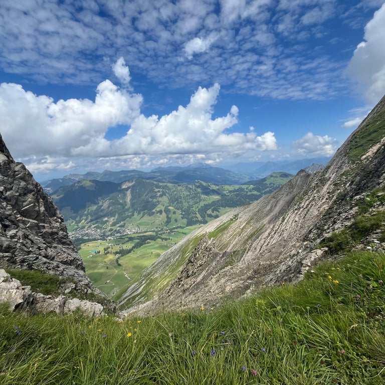 Views into the Emmental along the path to the Brienzer Rothorn