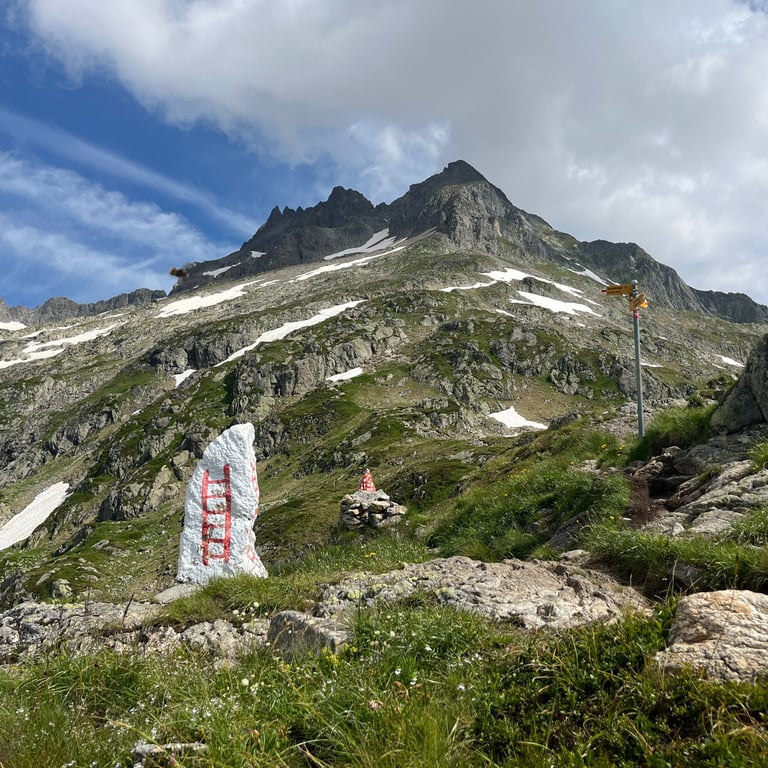 Trail markers near Sustlihütte