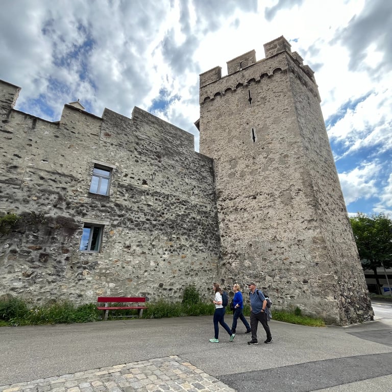 Looking up at the Thun city wall