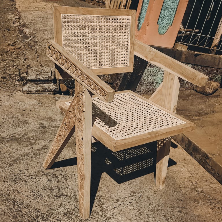Hajon chair made of teak wood with a combination of carvings and rattan weaving