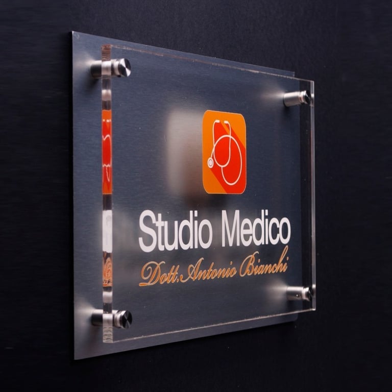 Targa studio medico personalizzata, plexiglass e dibond/alubond con distanziatori in alluminio